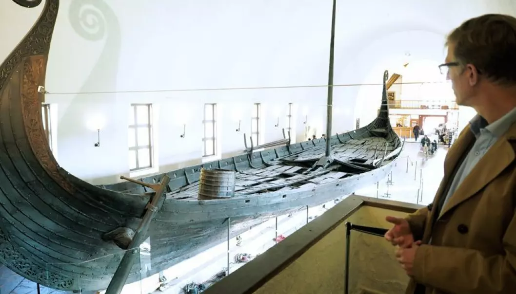 Både Osebergskipet og dei andre vikingskipa i VIkingskipshuset er prega av støvproblema i museet. Det observerer museumsdirektør Håkon Glørstad frå utsiktstårnet. (Foto: Ola Sæther)