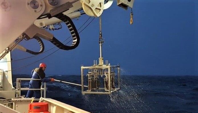 Multicorer som dukker opp fra havets dyp med sedimentkjerner. (Foto: Marianne Kjøller) Multicorer som dukker opp fra havets dyp med sedimentkjerner. (Foto: Marianne Kjøller)