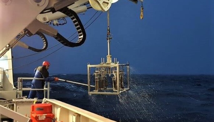 Multicorer som dukker opp fra havets dyp med sedimentkjerner. (Foto: Marianne Kjøller)