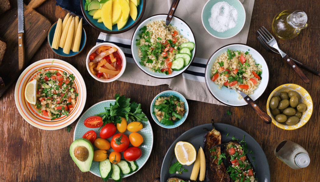 Sunn mat er også bra for miljøet. Grønnsaker og fisk er mindre belastende for miljøet enn kjøtt, forteller forskere. (Foto: KucherAV / Shutterstock / NTB scanpix) Sunn mat er også bra for miljøet. Grønnsaker og fisk er mindre belastende for miljøet enn kjøtt, forteller forskere. (Foto: KucherAV / Shutterstock / NTB scanpix)