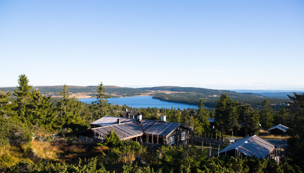 Fjellet gir store verdier i lokalsamfunnet, både i form av opplevelser og inntekter fra hyttebygging og turister. Spørsmålet om forvaltning, vern og utbygging, blir til en debatt om verdier. (Foto: Frederik Garshol, VisitSjusjøen) Fjellet gir store verdier i lokalsamfunnet, både i form av opplevelser og inntekter fra hyttebygging og turister. Spørsmålet om forvaltning, vern og utbygging, blir til en debatt om verdier. (Foto: Frederik Garshol, VisitSjusjøen)