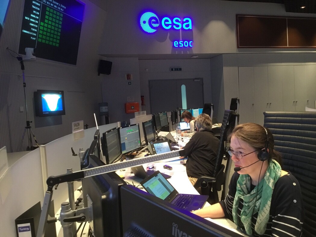 Elsa Montagnon og kontrollrommet hun leder, trener her på å styre BepiColombo til Merkur. (Foto: ESA) Elsa Montagnon og kontrollrommet hun leder, trener her på å styre BepiColombo til Merkur. (Foto: ESA)