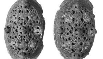 Slike skålforma spenner har ein funne i graver i Noreg, og ein trur at dei mektige viking-husfruene brukte dei. Men truleg kom dei frå Irland - kanskje som tjuvegods. (Foto: Olav Espevoll/Universitetsmuseet) Slike skålforma spenner har ein funne i graver i Noreg, og ein trur at dei mektige viking-husfruene brukte dei. Men truleg kom dei frå Irland - kanskje som tjuvegods. (Foto: Olav Espevoll/Universitetsmuseet)
