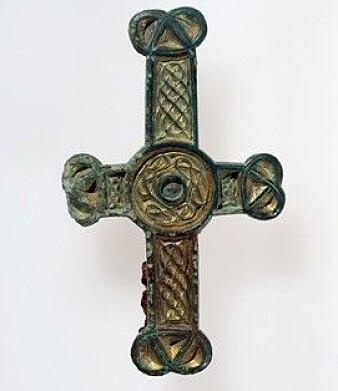 Irland var allereie eit kriste land då vikingane kom dit. Kristendommen og dens symbol var noko av det som vart med til Noreg. (Foto: Svein Skare/Universitetsmuseet) Irland var allereie eit kriste land då vikingane kom dit. Kristendommen og dens symbol var noko av det som vart med til Noreg. (Foto: Svein Skare/Universitetsmuseet)