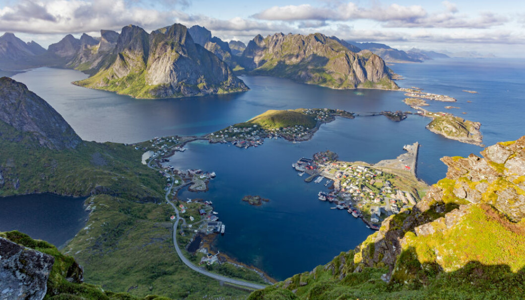 Spektakulære bilder fra toppen av Reinebringen lokker mennesker fra hele verden til å sette kursen mot Norge og Lofoten. (Foto: Shutterstock / NTB scanpix) Spektakulære bilder fra toppen av Reinebringen lokker mennesker fra hele verden til å sette kursen mot Norge og Lofoten. (Foto: Shutterstock / NTB scanpix)
