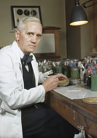 Alexander Fleming, som oppdaget penicillin takket være slurv på labben i 1928, tok ikke patent. Noen mener dette var årsaken til at det gikk så lang tid fra oppdagelse til masseproduksjon. (Foto: Imperial War Museums) Alexander Fleming, som oppdaget penicillin takket være slurv på labben i 1928, tok ikke patent. Noen mener dette var årsaken til at det gikk så lang tid fra oppdagelse til masseproduksjon. (Foto: Imperial War Museums)