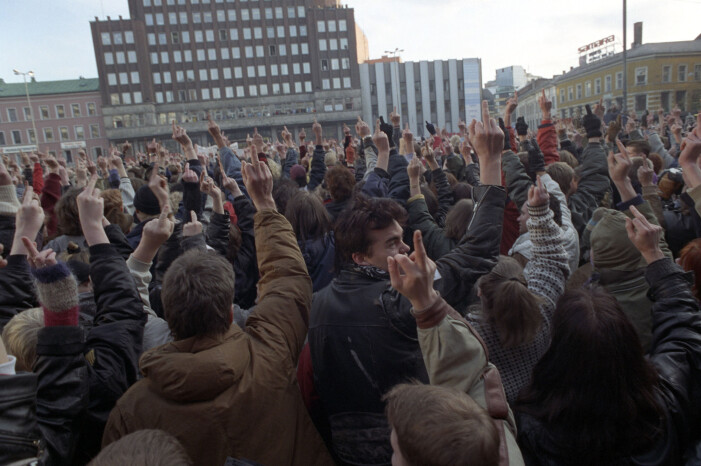 Da Arne Myrdal, leder for Folkebevegelsen mot innvandring, skulle tale på Youngstorget i Oslo i 1991, møtte rundt 8.000 demonstranter opp for å snu ham ryggen og vise ham fingeren. (Foto: Terje Bendiksby / NTB scanpix) Da Arne Myrdal, leder for Folkebevegelsen mot innvandring, skulle tale på Youngstorget i Oslo i 1991, møtte rundt 8.000 demonstranter opp for å snu ham ryggen og vise ham fingeren. (Foto: Terje Bendiksby / NTB scanpix)