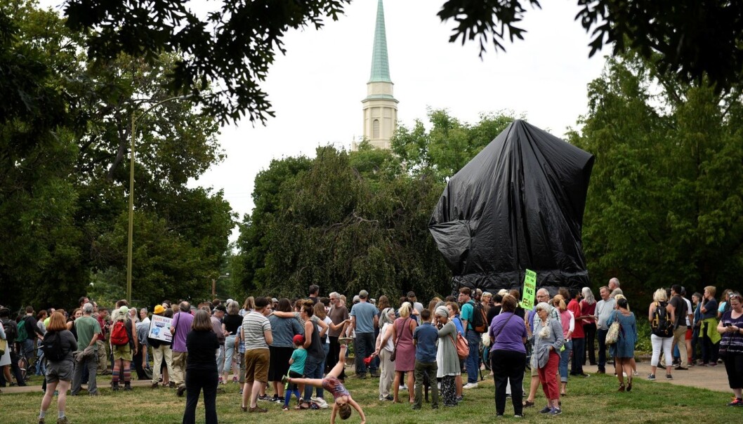 Bronsestatuen av Robert E. Lee, som var sørstatsgeneral i den amerikanske borgerkrigen og slavereier, ble sist onsdag dekket til med en presenning. Statuen ble støpt 1924, står i Emancipation Park i Charlottesville, Virginia. (Foto: Reuters /NTB scanpix) Bronsestatuen av Robert E. Lee, som var sørstatsgeneral i den amerikanske borgerkrigen og slavereier, ble sist onsdag dekket til med en presenning. Statuen ble støpt 1924, står i Emancipation Park i Charlottesville, Virginia. (Foto: Reuters /NTB scanpix)