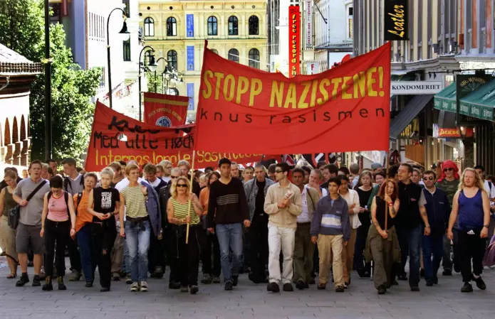 Da høyreekstremistene i Boot Boys ønsket å organisere en marsj til minne om nazisten Rudolf Hess i år 2000, ble det avholdt en motdemonstrasjon. 15.000 mennesker samlet seg på Youngstorget for å ta avstand til høyreekstremisme. Bildet viser en gruppe fra Blitz-huset i Oslo. (Foto: Ørn Borgen / NTB Scanpix)