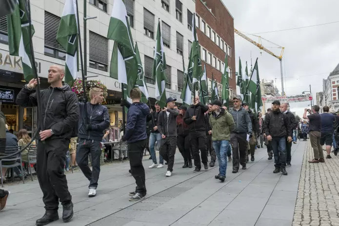 Slik så det ut da den høyreekstreme organisasjonen som kaller seg «Den nordiske motstandsbevegelsen» utførte en gatedemonstrasjon i Kristiansand i juli 2017. (Foto: Tor Erik Schrøder / NTB scanpix)