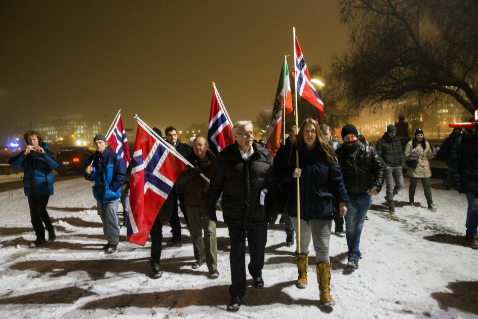 Journalister omkranser en liten gruppe med Pegida-demonstranter, som møtte opp utenfor Oslo rådhus i 2015. Gruppen sa de demonstrerte mot muslimsk innvandring og påvirkning fra islam. (Foto: Berit Roald / NTB scanpix)