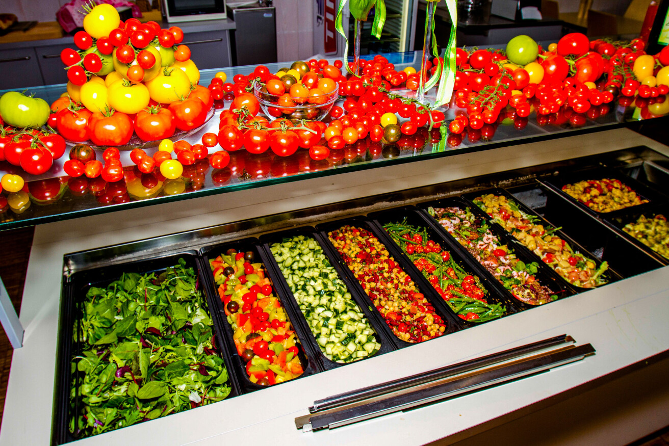 En ny undersøkelse av salatbarer i norske kantiner viser at bladsalat, tomat, potet, agurk og paprika er mest populært. (Foto: Emil Bremnes / Nofima) En ny undersøkelse av salatbarer i norske kantiner viser at bladsalat, tomat, potet, agurk og paprika er mest populært. (Foto: Emil Bremnes / Nofima)