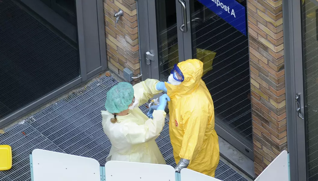 Her står ansatte ved Ullevål sykehus klare til å ta imot den ebola smittede kvinnen i 2014. (Foto: Terje Pedersen / NTB scanpix)