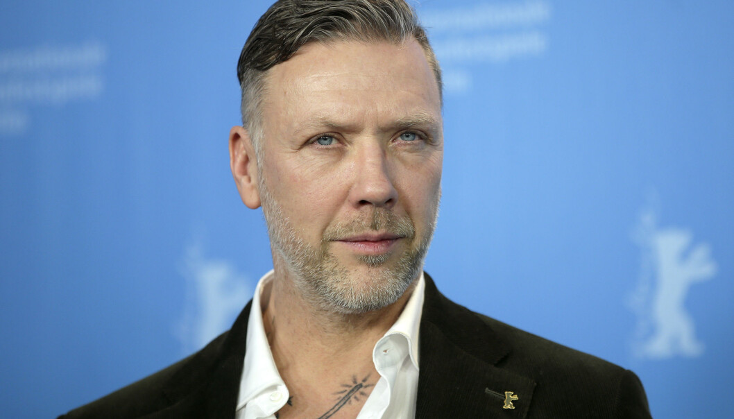 Skuespilleren Mikael Persbrandt fikk diagnosen bipolar lidelse i 2015. Sykdommen preges av unormalt store svingninger i humør, energi og aktivitetsnivå. Noen kommer i masse trøbbel. Noe Persbrandt også gjorde. Persbrandt hever at innsikt i egen sykdom hjelper. Det viser forskning at han har rett i. (Foto: AP Photo/Michael Sohn/NTB scanpix) Skuespilleren Mikael Persbrandt fikk diagnosen bipolar lidelse i 2015. Sykdommen preges av unormalt store svingninger i humør, energi og aktivitetsnivå. Noen kommer i masse trøbbel. Noe Persbrandt også gjorde. Persbrandt hever at innsikt i egen sykdom hjelper. Det viser forskning at han har rett i. (Foto: AP Photo/Michael Sohn/NTB scanpix)