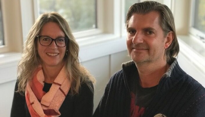 Irene Norheim og Dag Vegard Skjelstad jobber med pasienter med bipolar lidelse. De er bekymret for at mange pasienter ikke får en enkelt behandling som forskning har vist er effektiv. (Foto: Siw Ellen Jakobsen) Irene Norheim og Dag Vegard Skjelstad jobber med pasienter med bipolar lidelse. De er bekymret for at mange pasienter ikke får en enkelt behandling som forskning har vist er effektiv. (Foto: Siw Ellen Jakobsen)