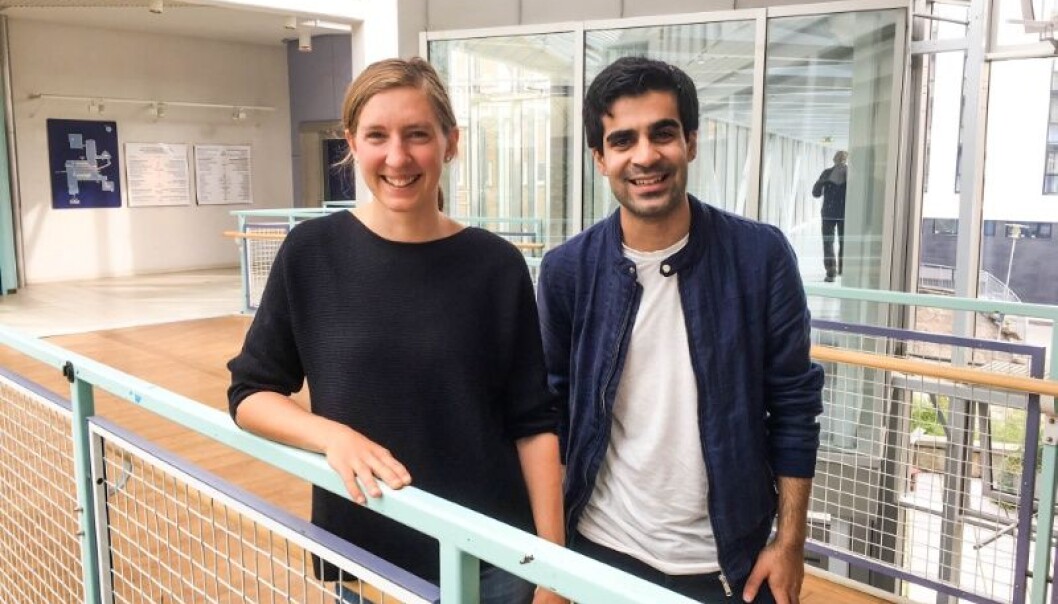 Førstamanuensis Johanna Laue og medisinstudent Parham Omid er med i et helt nytt nettverk som skal forbedre det daglige helsearbeidet med flyktninger. (Foto: Elisabeth Øvreberg) Førstamanuensis Johanna Laue og medisinstudent Parham Omid er med i et helt nytt nettverk som skal forbedre det daglige helsearbeidet med flyktninger. (Foto: Elisabeth Øvreberg)