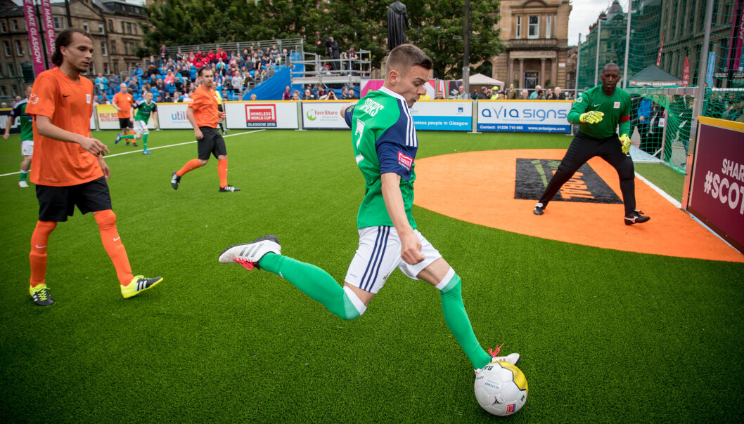VM i gatefotball blir arrangert fra 29. august til 5. september på Rådhusplassen i Oslo. Bildet er fra VM i 2016 i Glasgow. (Foto: Homeless world cup) VM i gatefotball blir arrangert fra 29. august til 5. september på Rådhusplassen i Oslo. Bildet er fra VM i 2016 i Glasgow. (Foto: Homeless world cup)