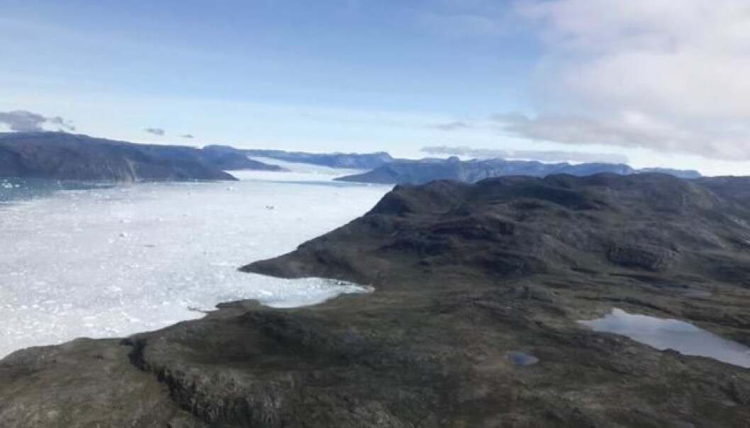 I området Isua i det sørlige Grønland har geologer funnet de hittil eldste sporene av livet på jorden – men forskerne er ikke enige i hvilke spor som viser hva. (Foto: Tue Hassenkam) I området Isua i det sørlige Grønland har geologer funnet de hittil eldste sporene av livet på jorden – men forskerne er ikke enige i hvilke spor som viser hva. (Foto: Tue Hassenkam)