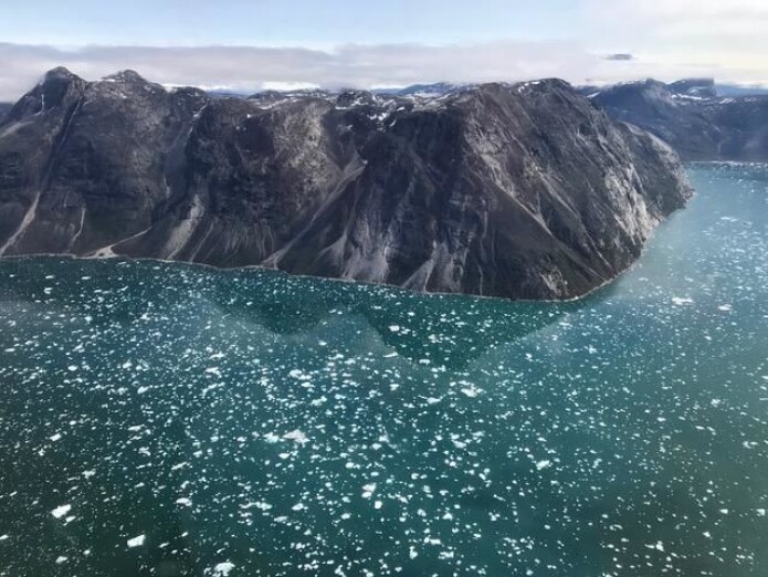 I Isua-sundet ved kysten av Grønland er eldgamle bergarter avleiret. Det har gjort det til et interessant sted for forskere som leter etter spor på tidlig liv. (Foto: Tue Hassenkam) I Isua-sundet ved kysten av Grønland er eldgamle bergarter avleiret. Det har gjort det til et interessant sted for forskere som leter etter spor på tidlig liv. (Foto: Tue Hassenkam)