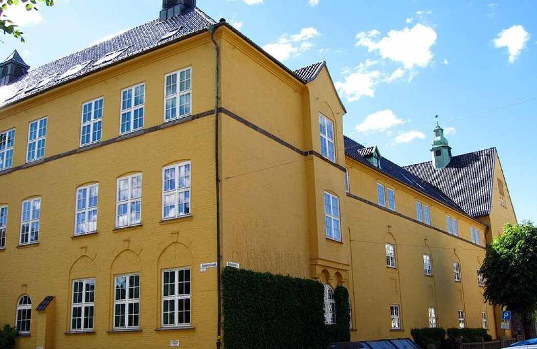 Særleg innan humanistiske fag går bruken av norsk som publiseringsspråk markant ned. Den same tendensen gjer seg gjeldande innanfor samfunnsvitskapen. Her ser du humanistisk fakultet ved UiB. (Foto: HMPinnsvinet, Wikimedia Commons) Særleg innan humanistiske fag går bruken av norsk som publiseringsspråk markant ned. Den same tendensen gjer seg gjeldande innanfor samfunnsvitskapen. Her ser du humanistisk fakultet ved UiB. (Foto: HMPinnsvinet, Wikimedia Commons)