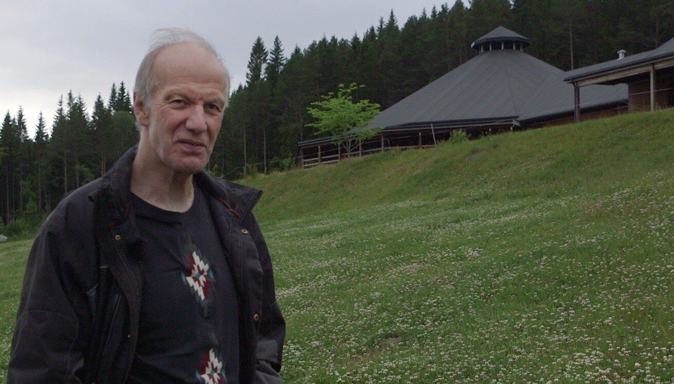 Gardbruker Erik Lindhart i Kløverenga samdrift på Tingvoll gard driver mjølkeproduksjon i et rundt og effektivt fjøs. (Foto: Tommy Rustad) Gardbruker Erik Lindhart i Kløverenga samdrift på Tingvoll gard driver mjølkeproduksjon i et rundt og effektivt fjøs. (Foto: Tommy Rustad)