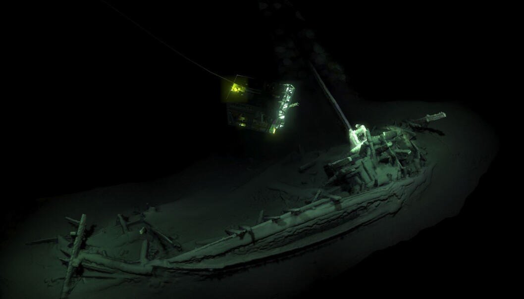 Karbondatering bekrefter at det greske handelsfartøyet er det eldste kjente intakte skipsvraket som er funnet, opplyser teamleder John Adams fra University of Southampton. (Foto: Ho, Afp, NTB scanpix) Karbondatering bekrefter at det greske handelsfartøyet er det eldste kjente intakte skipsvraket som er funnet, opplyser teamleder John Adams fra University of Southampton. (Foto: Ho, Afp, NTB scanpix)