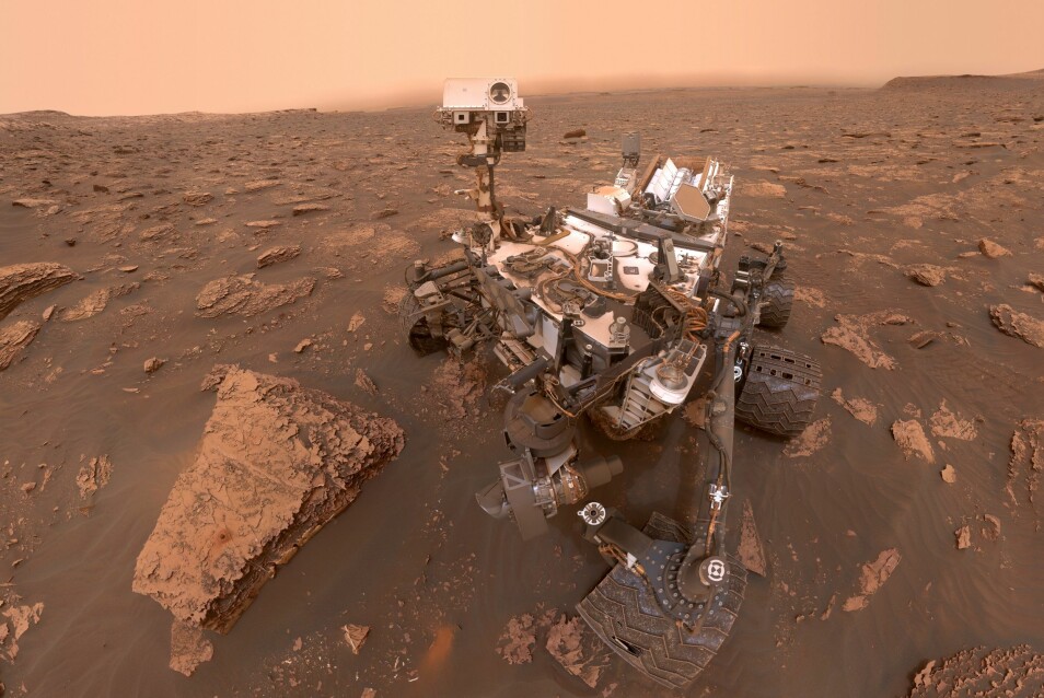 NASA kaller det en selfie, men egentlig er dette bildet satt sammen av flere bilder «Curiosity» sendte til jorda 15. juni i år. (Illustrasjon: NASA/JPL-Caltech/MSSS)