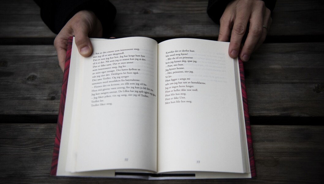 Bøker retta mot dyslektikarar er kjenneteikna av korte linjer. Det var nettopp linjelengda som skapte bry for lesarane, ifølgje ny studie. (Foto: Sonja Balci/OsloMet) Bøker retta mot dyslektikarar er kjenneteikna av korte linjer. Det var nettopp linjelengda som skapte bry for lesarane, ifølgje ny studie. (Foto: Sonja Balci/OsloMet)