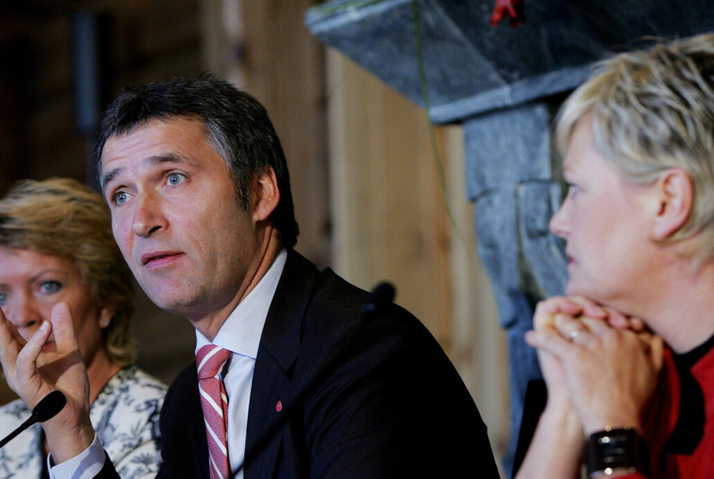 Partilederne Åslaug Haga (t.v.) og Kristin Halvorsen (t.h.) måtte gi seg. Jens Stoltenberg fikk det som han ville. Her fra den rød/grønne regjeringens ettårsdag på Soria Moria konferansesenter i Oslo i 2006. (Foto: Håkon Mosvold Larsen / NTB scanpix) Partilederne Åslaug Haga (t.v.) og Kristin Halvorsen (t.h.) måtte gi seg. Jens Stoltenberg fikk det som han ville. Her fra den rød/grønne regjeringens ettårsdag på Soria Moria konferansesenter i Oslo i 2006. (Foto: Håkon Mosvold Larsen / NTB scanpix)