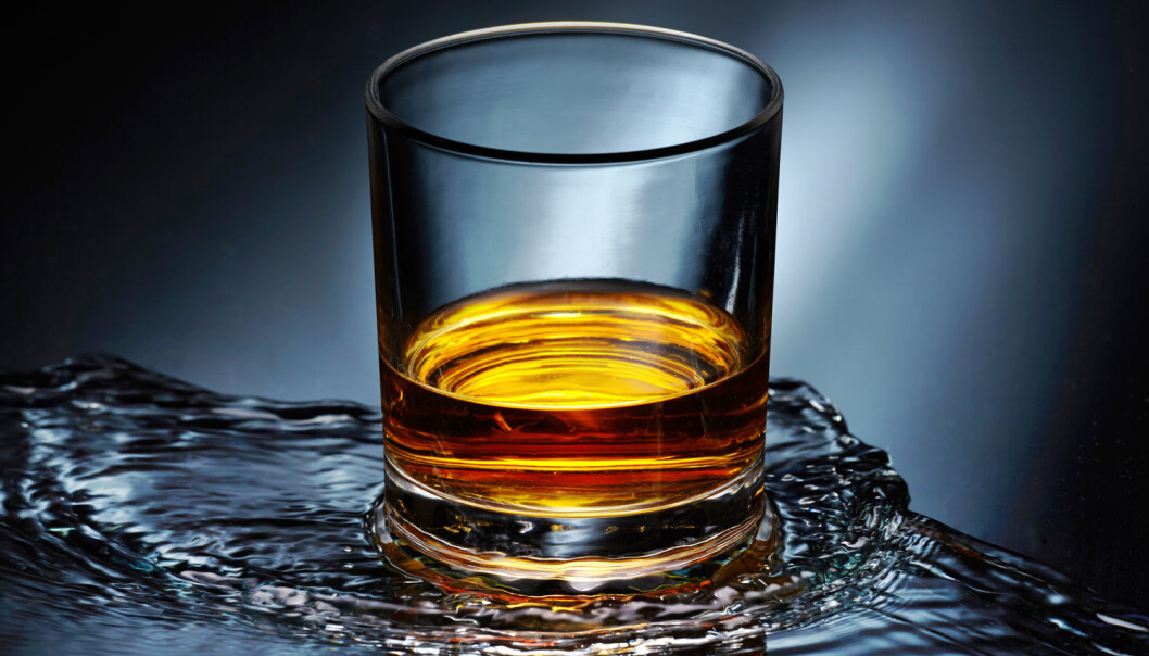 Whiskyen dufter og smaker mer når den får litt vann i seg. (Foto: MaraZe / Shutterstock / NTB scanpix) Whiskyen dufter og smaker mer når den får litt vann i seg. (Foto: MaraZe / Shutterstock / NTB scanpix)