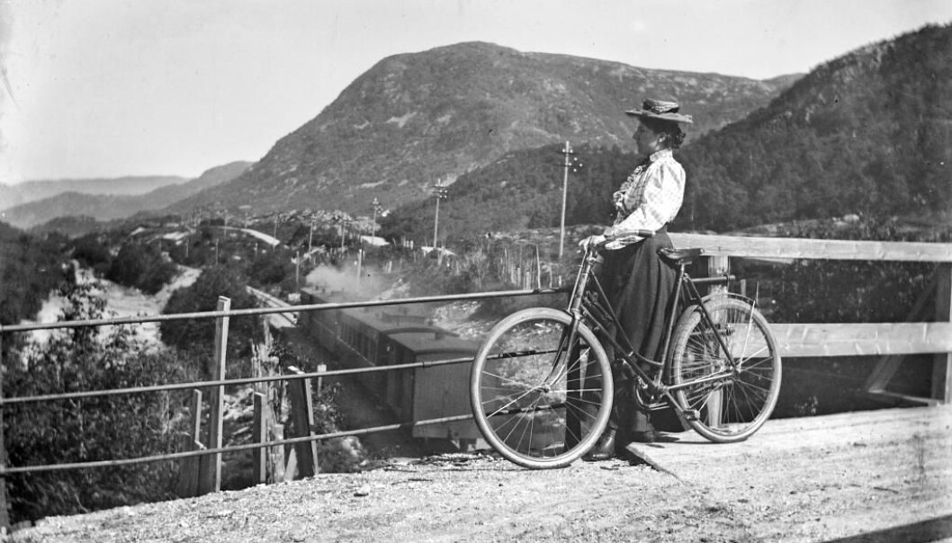 Sykkelens inntog ga kvinner nye muligheter. Bevegelsesfriheten ble større, både i utstrekning og under skjørtene. (Foto: Lauritz Johan Bekker Larsen, Universitetsbiblioteket i Bergen) Sykkelens inntog ga kvinner nye muligheter. Bevegelsesfriheten ble større, både i utstrekning og under skjørtene. (Foto: Lauritz Johan Bekker Larsen, Universitetsbiblioteket i Bergen)