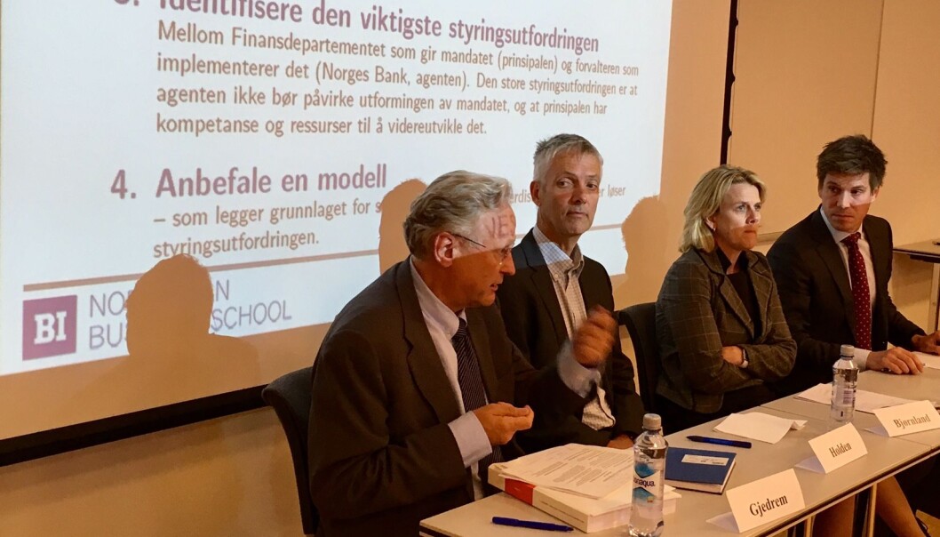 Utvalgsleder Svein Gjedrem (til venstre) la frem sentralbanklovutvalgets rapport tirsdag. Professor Steinar Holden ved UiO, professor Hilde Bjørnland, BI og Espen Henriksen, BI debatterte forslaget om å skille ut oljefondet. (Foto: Anne Lise Stranden/forskning.no) Utvalgsleder Svein Gjedrem (til venstre) la frem sentralbanklovutvalgets rapport tirsdag. Professor Steinar Holden ved UiO, professor Hilde Bjørnland, BI og Espen Henriksen, BI debatterte forslaget om å skille ut oljefondet. (Foto: Anne Lise Stranden/forskning.no)