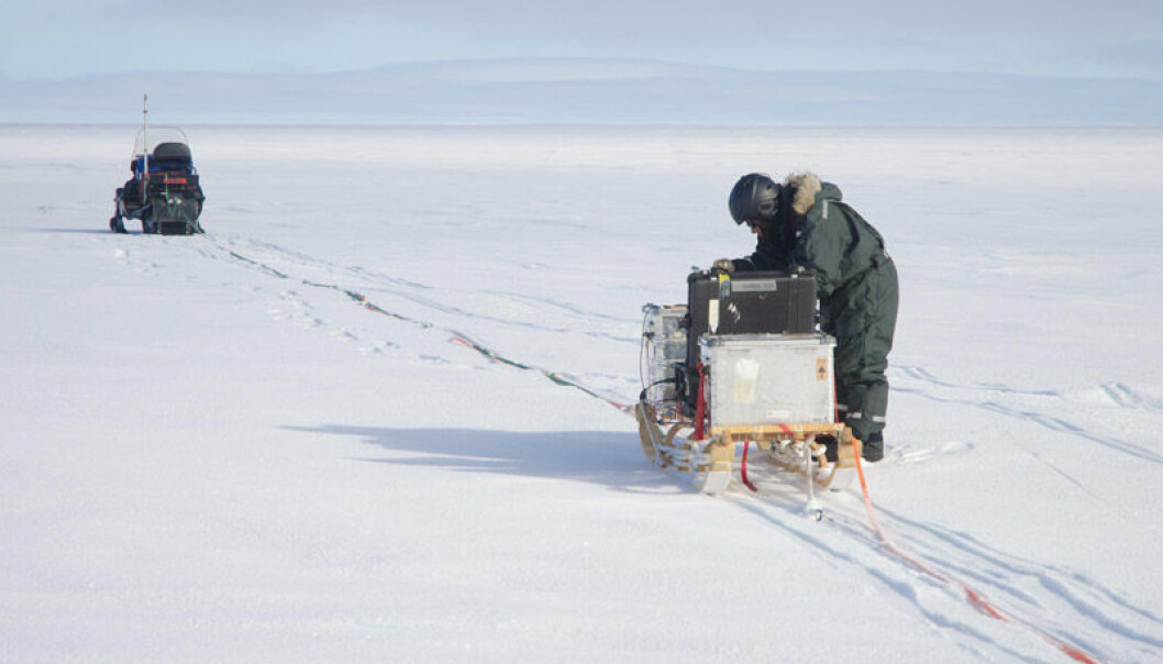 Forskere bruker et radarsystem for å finne ut av hva som skjer under isen i Antarktis. (Foto: Peter Leopold, Norsk Polarinstitutt) Forskere bruker et radarsystem for å finne ut av hva som skjer under isen i Antarktis. (Foto: Peter Leopold, Norsk Polarinstitutt)
