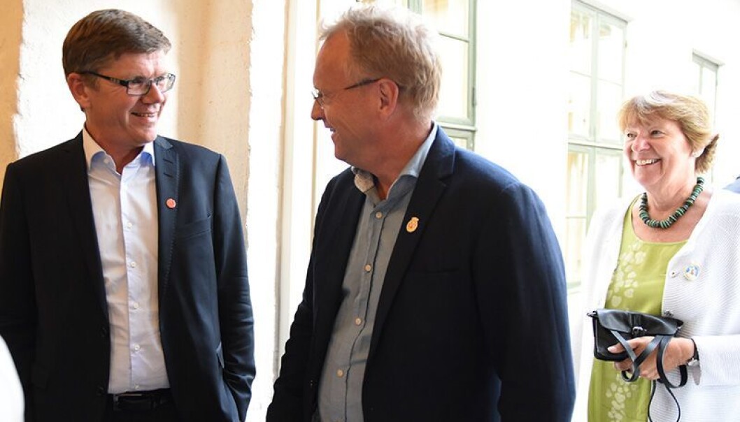 UiO-rektor Svein Stølen og byrådsleiar Raymond Johansen (A) skreiv under ein overordna samarbeidsavtale mellom UiO og Oslo kommune. Bak kjem ordførar Marianne Borgen (SV). (Foto: Ola Sæther) UiO-rektor Svein Stølen og byrådsleiar Raymond Johansen (A) skreiv under ein overordna samarbeidsavtale mellom UiO og Oslo kommune. Bak kjem ordførar Marianne Borgen (SV). (Foto: Ola Sæther)
