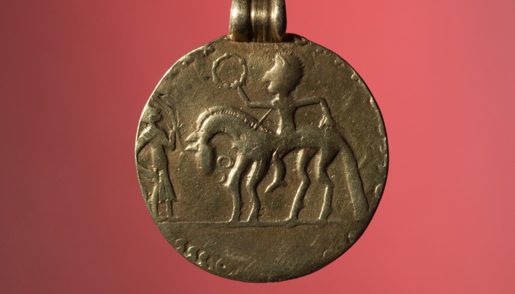Medaljongen fra Mauland i Time kan være produsert på Jæren. Selv om motivet etterligner romerske medaljonger, er det mulig håndverkeren her har fremstilt en person fra det lokale elitemiljøet. ( Foto: Terje Tveit, AM, UiS.) Medaljongen fra Mauland i Time kan være produsert på Jæren. Selv om motivet etterligner romerske medaljonger, er det mulig håndverkeren her har fremstilt en person fra det lokale elitemiljøet. ( Foto: Terje Tveit, AM, UiS.)