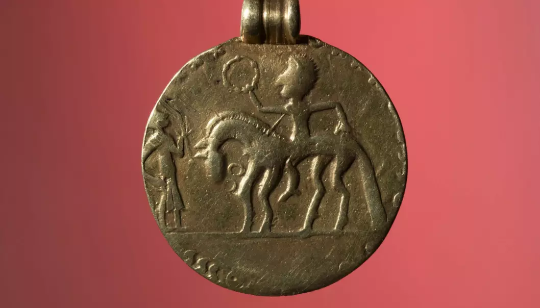 Medaljongen fra Mauland i Time kan være produsert på Jæren. Selv om motivet etterligner romerske medaljonger, er det mulig håndverkeren her har fremstilt en person fra det lokale elitemiljøet. ( Foto: Terje Tveit, AM, UiS.)