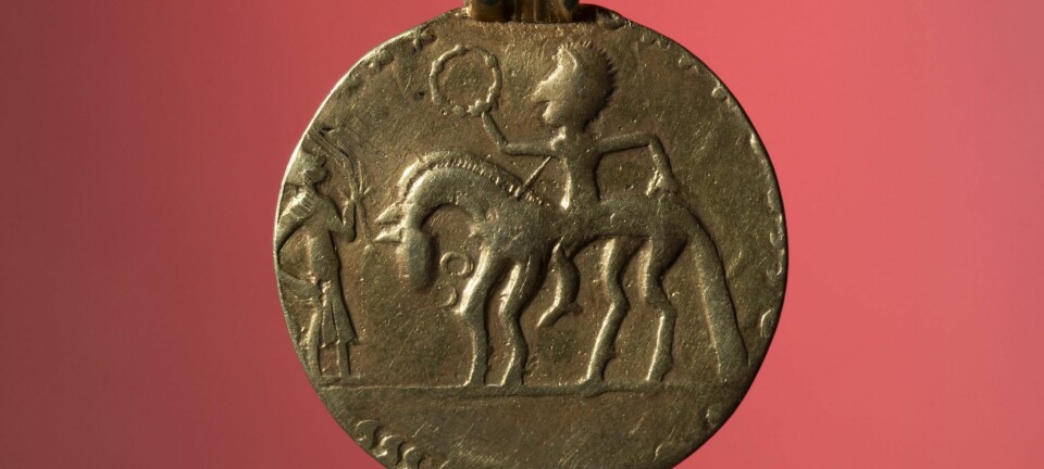 Medaljongen fra Mauland i Time kan være produsert på Jæren. Selv om motivet etterligner romerske medaljonger, er det mulig håndverkeren her har fremstilt en person fra det lokale elitemiljøet. ( Foto: Terje Tveit, AM, UiS.)