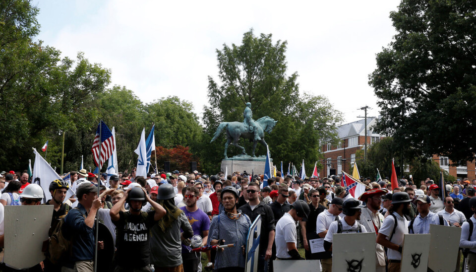 Nynazister og høyrenasjonalister samlet seg for å hindre at statuen av sørstatsmannen General Robert E. Lee ble fjernet fra Emancipation Park i Charlottesville, Virginia. Protestene endte med at en kvinne ble drept og 19 mennesker ble skadet da en høyreekstrem kjørte bilen sin inn i en folkemengde. (Foto: Joshua Roberts / Reuters / NTB scanpix)