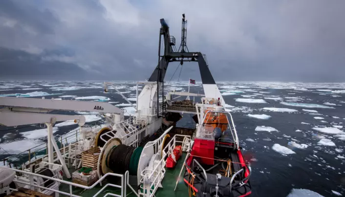 Forskningsfartøyet «Helmer Hanssen» på tokt i Polhavet. Varmt hav gir mindre sjøis nord for Svalbard, noe som kan føre til endret havmiljø. Derfor har Norge økt forskningsinnsatsen i dette området. (Foto: Elvar H. Hallfredsson, Havforskningsinstituttet)
