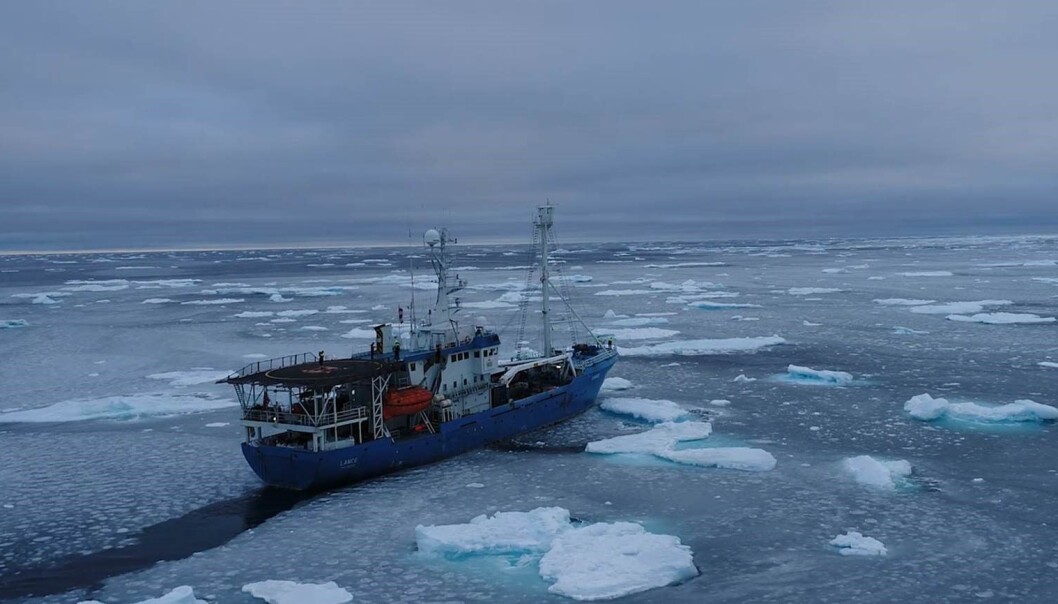 Polarinstituttets tidligere forskningsfartøy «Lance» på tokt nord for Svalbard. Innstrømning av varmt atlantisk vann bidrar til at isen er tynnere og mer oppstykket enn tidligere. (Foto: Norsk Polarinstitutt) Polarinstituttets tidligere forskningsfartøy «Lance» på tokt nord for Svalbard. Innstrømning av varmt atlantisk vann bidrar til at isen er tynnere og mer oppstykket enn tidligere. (Foto: Norsk Polarinstitutt)