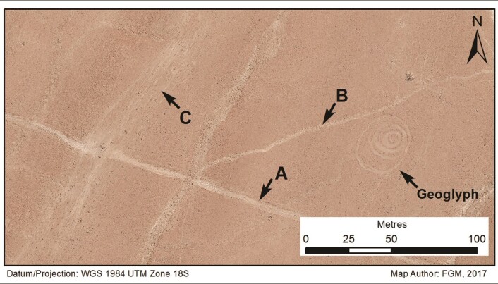 Dette bildet viser tydelig stier fra forskjellige tidsperioder. C-stien er et muldyrspor fra kolonitiden som går over den eldre A-stien. En rund geoglyf sees til høyre i bildet. (Bilde: Bikoulis et al./Antiquity Oktober 2018) Dette bildet viser tydelig stier fra forskjellige tidsperioder. C-stien er et muldyrspor fra kolonitiden som går over den eldre A-stien. En rund geoglyf sees til høyre i bildet. (Bilde: Bikoulis et al./Antiquity Oktober 2018)