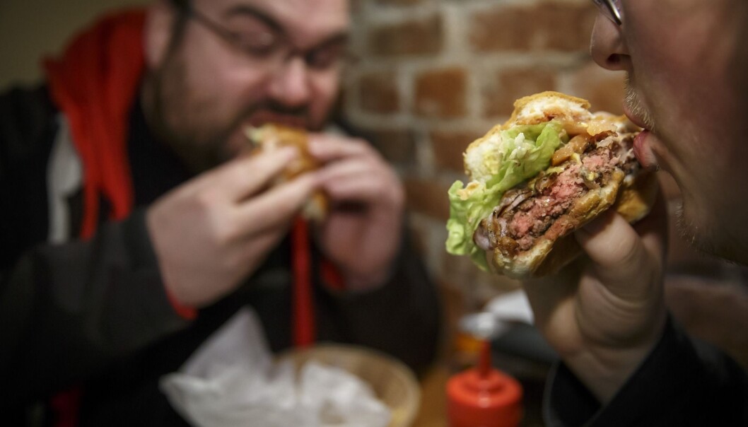Å spise hamburgere og andre bearbeidede kjøttprodukter og rødt kjøtt kan føre til kreft i tarmen, ifølge Verdens helseorganisasjon (WHO). Mandag legger Kreftregisteret fram oversikten over krefttilfeller i Norge for 2017. (Foto: Heiko Junge / NTB scanpix) Å spise hamburgere og andre bearbeidede kjøttprodukter og rødt kjøtt kan føre til kreft i tarmen, ifølge Verdens helseorganisasjon (WHO). Mandag legger Kreftregisteret fram oversikten over krefttilfeller i Norge for 2017. (Foto: Heiko Junge / NTB scanpix)