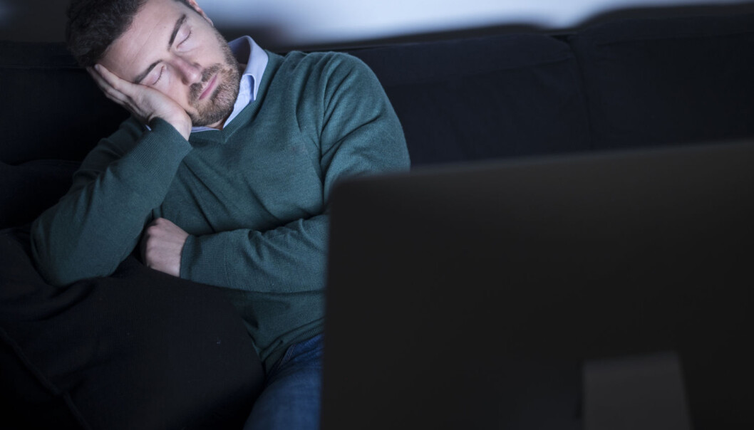 Seriemaraton går ut over nattesøvnen uansett om du sitter i sofaen eller tar en skjerm med på soverommet for å se et par episoder av favorittserien din. (Foto: Shutterstock / NTB scanpix) Seriemaraton går ut over nattesøvnen uansett om du sitter i sofaen eller tar en skjerm med på soverommet for å se et par episoder av favorittserien din. (Foto: Shutterstock / NTB scanpix)