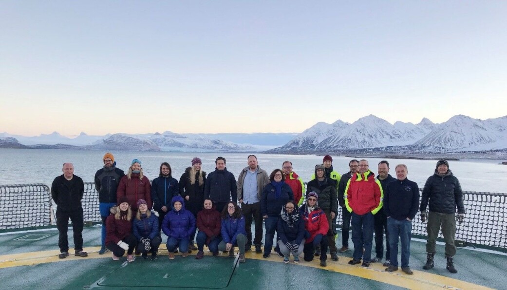 På vei tilbake fra tokt gikk turen innom Kongsfjorden og Ny-Ålesund. Her ses toktdeltakerne på helikopterdekket med Trekroner i bakgrunnen. (Foto: Pål Tore Mørkved, Universitetet i Bergen) På vei tilbake fra tokt gikk turen innom Kongsfjorden og Ny-Ålesund. Her ses toktdeltakerne på helikopterdekket med Trekroner i bakgrunnen. (Foto: Pål Tore Mørkved, Universitetet i Bergen)