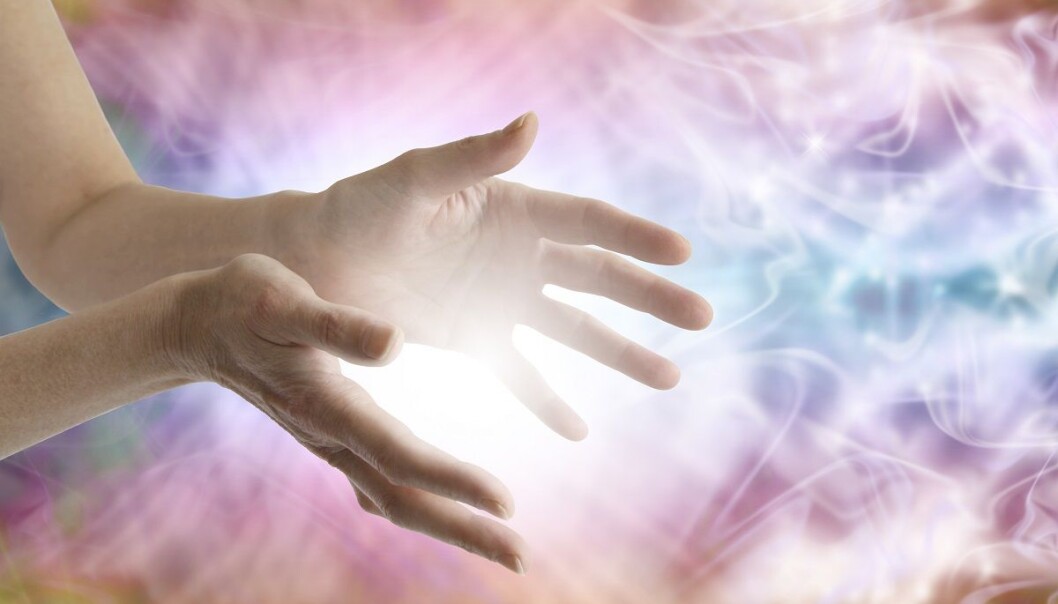 Men hvorfor gir åndemanere og healere – for ikke å snakke om gjenfødte indianere og lykkelige delfiner - gamle Tunstad et slikt brennende behov for å knuse furupanel med pannebrasken? (Foto: Nikki Zalewski, Shutterstock, NTB scanpix) Men hvorfor gir åndemanere og healere – for ikke å snakke om gjenfødte indianere og lykkelige delfiner - gamle Tunstad et slikt brennende behov for å knuse furupanel med pannebrasken? (Foto: Nikki Zalewski, Shutterstock, NTB scanpix)