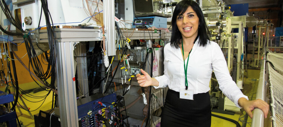 Eda Sahin er den aller første i verden som har klart å oppdage nye egenskaper i visse nøytronrike nikkel-isotoper. Forsøkene hennes ble gjort på verdens kraftigste syklotron, på Riken utenfor Tokyo.  (Foto: Yngve Vogt)