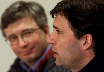 I arkivet til bildebyrået NTB scanpix finnes det rundt 500 bilder av Karl Eirik Schjøtt-Pedersen fra de siste 25 årene. Men illustrerende nok finnes det ikke ett eneste bilde som knytter ham til den viktigste politiske reformen i Norge i nyere tid. Her i stedet et bilde der han siter sammen med statsminister Jens Stoltenberg under regjeringens budsjettkonferanse på Halvorsbøle i 2001. (Foto: Bjørn Sigurdsøn / NTB scanpix) I arkivet til bildebyrået NTB scanpix finnes det rundt 500 bilder av Karl Eirik Schjøtt-Pedersen fra de siste 25 årene. Men illustrerende nok finnes det ikke ett eneste bilde som knytter ham til den viktigste politiske reformen i Norge i nyere tid. Her i stedet et bilde der han siter sammen med statsminister Jens Stoltenberg under regjeringens budsjettkonferanse på Halvorsbøle i 2001. (Foto: Bjørn Sigurdsøn / NTB scanpix)