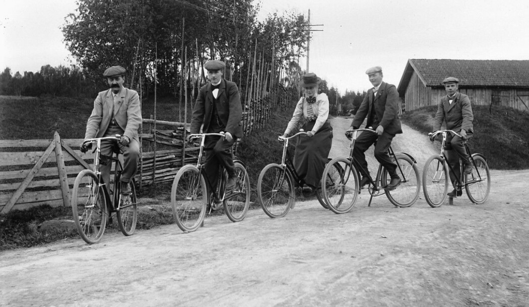 Fem syklister stopper til ære for fotografen en gang mellom 1890 og 1910. Da sykkelen slo igjennom for alvor på 1890-tallet, ga det nye muligheter til å komme seg rundt. Men det var også store diskusjoner om hvor farlige syklistene var, særlig for lettskremte hester. (Foto: Kristoffer Horne, Stiftelsen Domkirkeodden, CC pdm) Fem syklister stopper til ære for fotografen en gang mellom 1890 og 1910. Da sykkelen slo igjennom for alvor på 1890-tallet, ga det nye muligheter til å komme seg rundt. Men det var også store diskusjoner om hvor farlige syklistene var, særlig for lettskremte hester. (Foto: Kristoffer Horne, Stiftelsen Domkirkeodden, CC pdm)