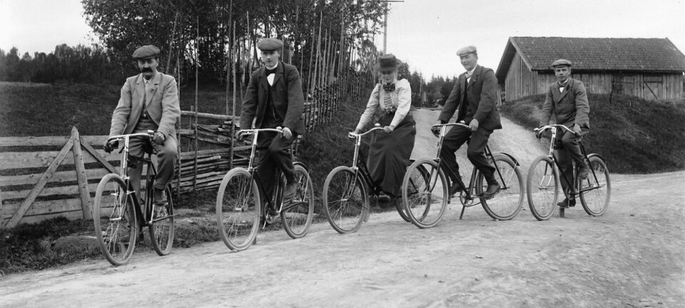 Fem syklister stopper til ære for fotografen en gang mellom 1890 og 1910. Da sykkelen slo igjennom for alvor på 1890-tallet, ga det nye muligheter til å komme seg rundt. Men det var også store diskusjoner om hvor farlige syklistene var, særlig for lettskremte hester. (Foto: Kristoffer Horne, Stiftelsen Domkirkeodden, CC pdm)