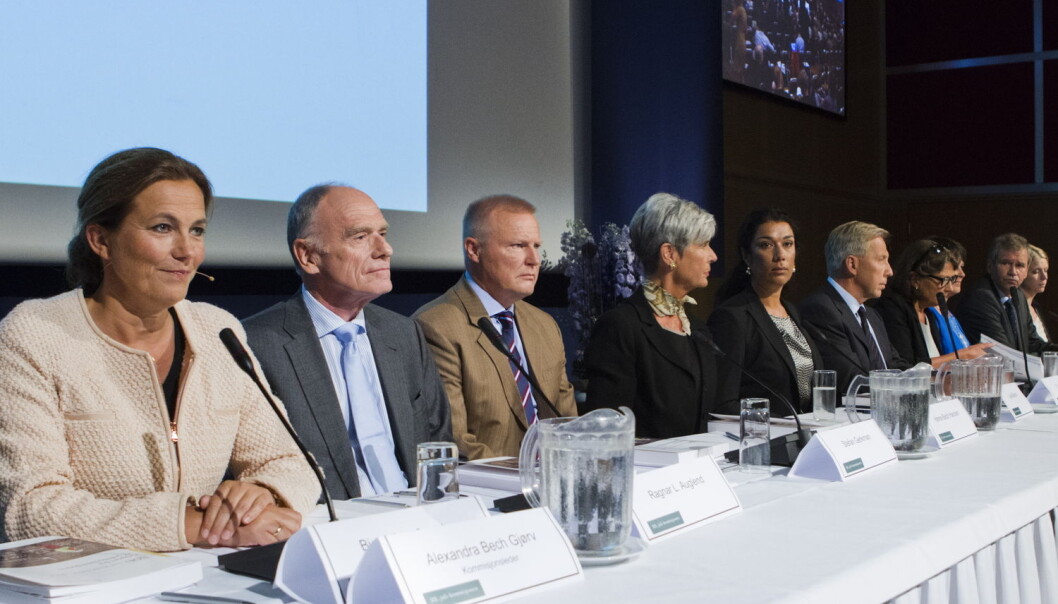 Bildet viser 22. juli-kommisjonen under presentasjonen av kommisjonen rapport. Kommisjonen var lukket og bestod hovedsakelig av forskere og ledere fra offentlig sektor og næringsliv. (Foto: Berit Roald / NTB scanpix) Bildet viser 22. juli-kommisjonen under presentasjonen av kommisjonen rapport. Kommisjonen var lukket og bestod hovedsakelig av forskere og ledere fra offentlig sektor og næringsliv. (Foto: Berit Roald / NTB scanpix)